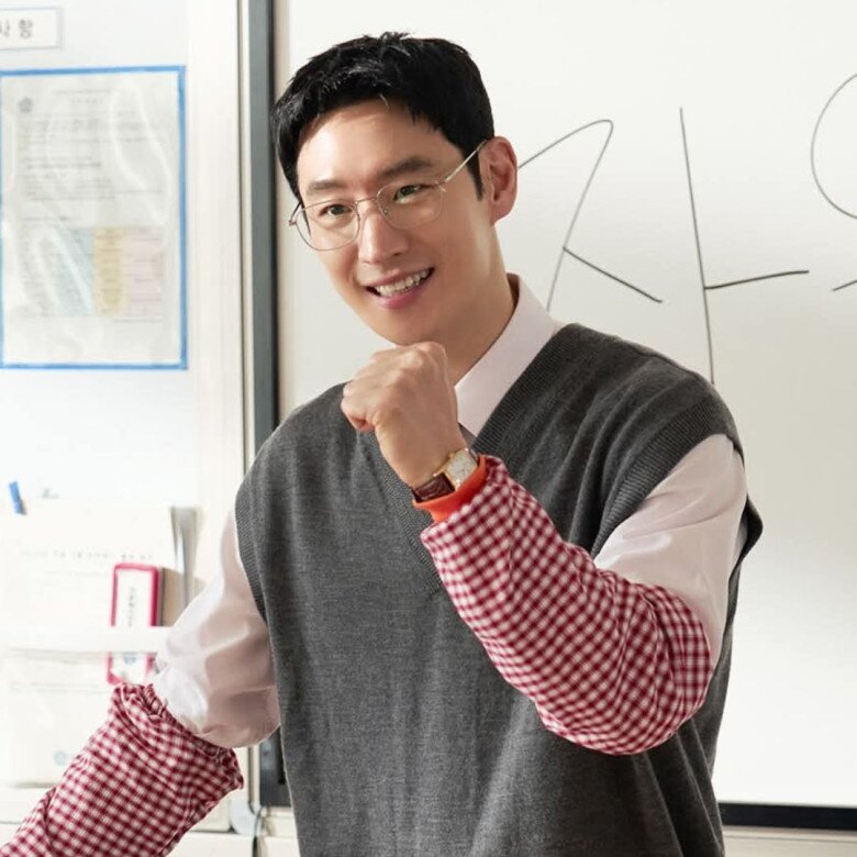 Kim Do Ki giả làm thầy giáo để thu thập chứng cứ.