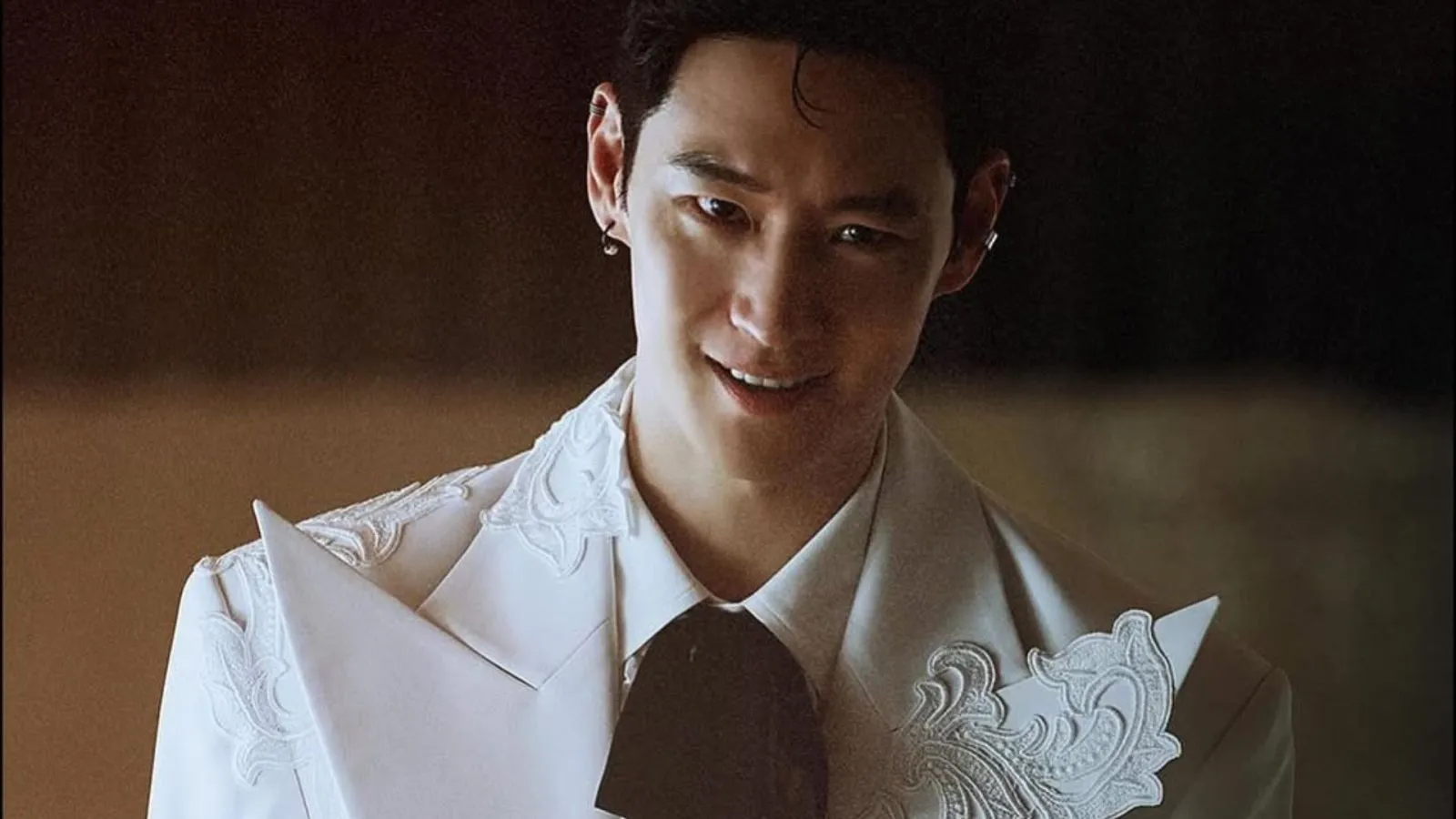 Lee Je Hoon khiến khán giả phát cuồng với khả năng biến hoá linh hoạt.