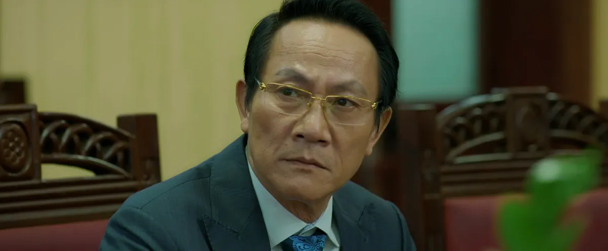 Ông Phi (NSƯT Hoàng Hải) mất chức trưởng phòng do tinh gọn bộ máy, khiến cả gia đình lao đao.