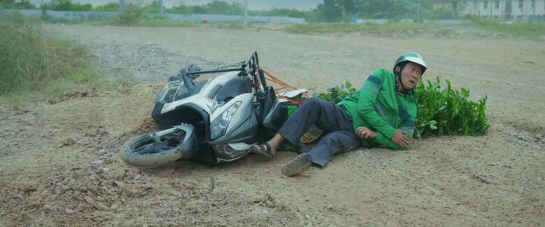 Ông Phi dù có ô tô vẫn đi giao hàng bằng xe máy thay vì lái taxi.