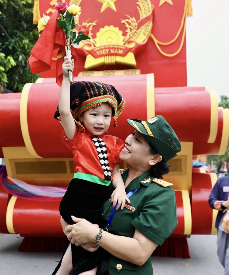 NSND Thu Hà bên Em bé Tượng đài - một trong những tiết mục nghệ thuật ghi dấu ấn của chị tại lễ Kỷ niệm 70 năm Chiến thắng Điện Biên Phủ năm 2024.