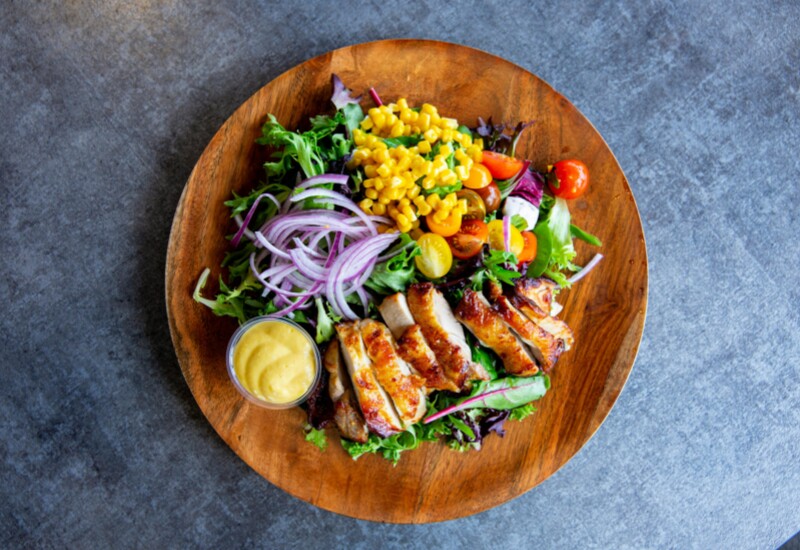 Ức gà luôn là lựa chọn hàng đầu cho thực đơn giữ dáng nhờ hàm lượng protein cao nhưng lại rất ít chất béo, giúp cơ bắp săn chắc. Khi kết hợp cùng các loại rau xanh, món ăn này cung cấp đủ năng lượng để bạn làm việc hăng say mà không lo tích tụ mỡ thừa ở vùng bụng dưới.