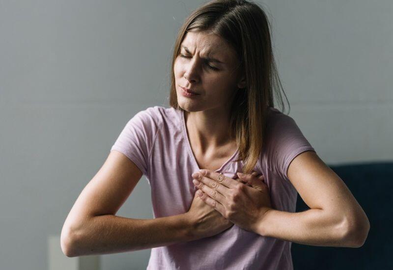 Ung thư vú là một trong những loại ung thư có yếu tố di truyền rõ ràng nhất, thường liên quan đến đột biến gen BRCA1 và BRCA2. Phụ nữ có người thân từng mắc bệnh có nguy cơ di truyền ung thư vú cao hơn từ 2-4 lần so với người không có tiền sử gia đình. 