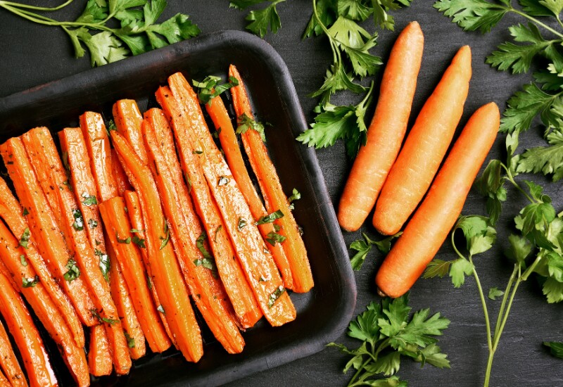 Cà rốt nổi tiếng là nguồn cung cấp beta-carotene dồi dào nhất, chất này khi vào cơ thể sẽ chuyển hóa thành vitamin A để nuôi dưỡng võng mạc. Nhờ đó, việc ăn cà rốt thường xuyên giúp tăng cường thị lực và bảo vệ đôi mắt khỏi sự tấn công của các gốc tự do có hại.