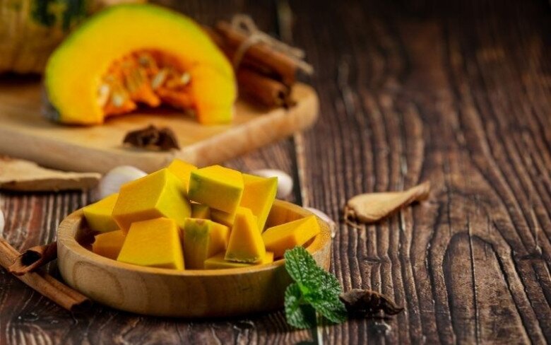 Lớp vỏ d&agrave;y của b&iacute; đỏ gi&uacute;p loại quả n&agrave;y được đ&aacute;nh gi&aacute; &iacute;t c&oacute; nguy cơ ngậm thuốc trừ s&acirc;u (ảnh minh hoạ)