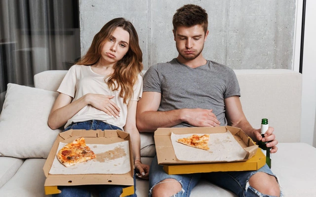 Ăn quá no, cố gắng ăn thật nhiều rất có hại cho sức khoẻ, nhất là vào buổi tối (Ảnh minh hoạ)