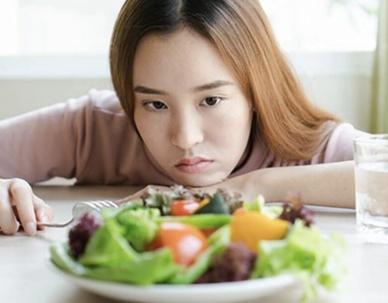 Việc bỏ bữa lâu dần sẽ thành thói quen, gây hại cho dạ dày, khiến việc hấp thu dưỡng chất kém (Ảnh minh hoạ)