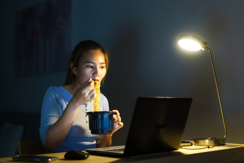 Cần phải bỏ ngay thói quen ăn đêm nếu bạn không muốn bệnh tật gõ cửa (Ảnh minh hoạ)