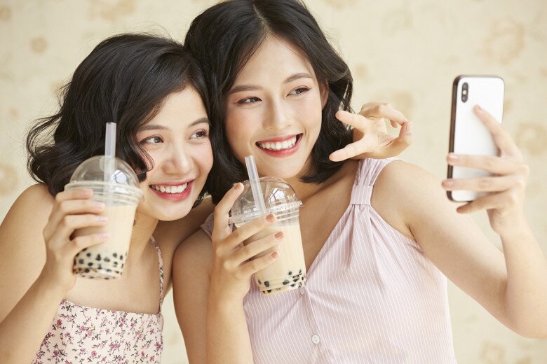 Việc cơ thể nạp quá nhiều nước ngọt, trà sữa, chuộng thức ăn nhanh... khiến nhiều bệnh lý mạn tính ngày một trẻ hoá (Ảnh minh hoạ)