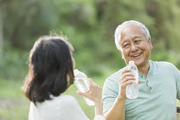 Nước lọc ấm luôn là loại nước bổ dưỡng nhất, phù hợp với mọi lứa tuổi (Ảnh minh hoạ) 