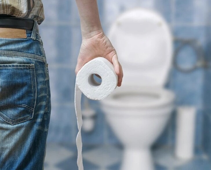 Khoảng 20-30 phút sau khi thức dậy, được coi là “thời điểm vàng” để đi đại tiện, tuy nhiên không phải ai cũng đi đúng cách (Ảnh minh hoạ)