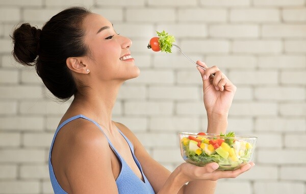 Chế độ ăn uống cân bằng, hợp lý là chìa khoá giúp bạn có một sức khoẻ tốt (Ảnh minh hoạ)