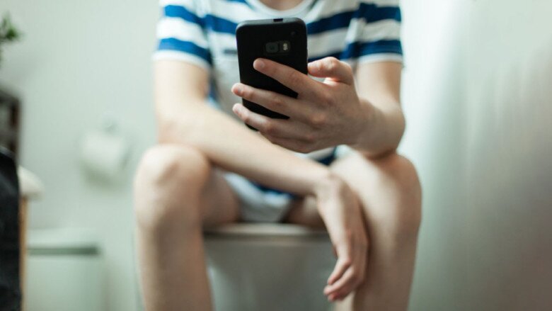 Thói quen vừa đi vệ sinh vừa lướt điện thoại cực kỳ nguy hiểm, thường gặp ở người trẻ (Ảnh minh hoạ)