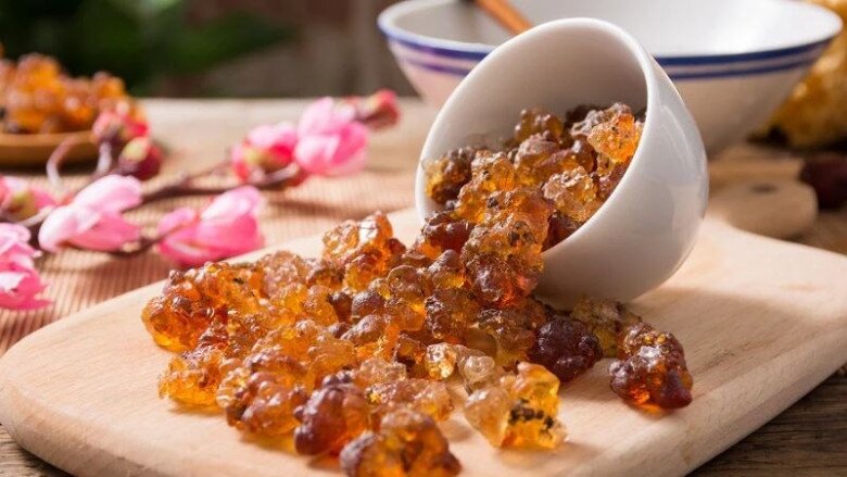 Nhựa đào kết hợp với đường phèn, thảo quả... mang lại lợi ích dinh dưỡng lớn (Ảnh minh hoạ)