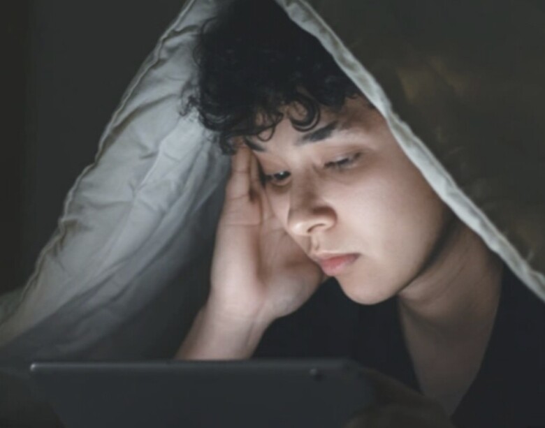 Thức khuya l&agrave; th&oacute;i quen thường thấy ở người trẻ, d&ugrave; biết hại nhưng nhiều người kh&ocirc;ng bỏ được (Ảnh minh hoạ)