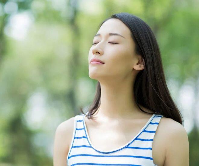 Tập hít thở đúng cách cũng là một trong những biện pháp giúp tăng dung tích phổi tốt hơn. (Ảnh minh hoạ)