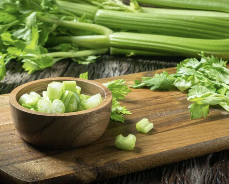 Cần tây có vị đắng nhưng mang lại nhiều lợi ích cho sức khoẻ (Ảnh minh hoạ)