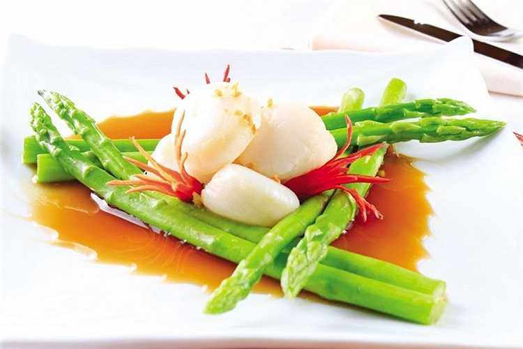 Măng tây được ví như vua dinh dưỡng khi chứa nhiều vitamin A, C, K, chất xơ và chất chống oxy hóa (Ảnh minh hoạ)