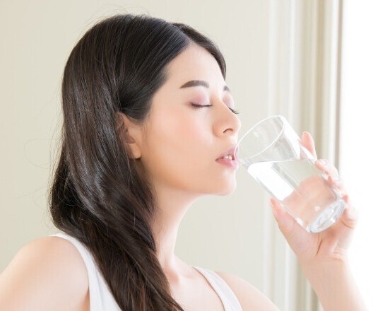 Uống nước ấm đ&uacute;ng c&aacute;ch l&agrave; liều thuốc tự nhi&ecirc;n gi&uacute;p bảo vệ tim mạch hiệu quả trong m&ugrave;a đ&ocirc;ng (Ảnh minh hoạ)