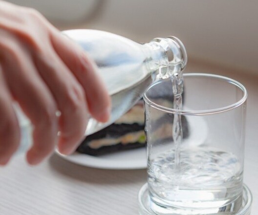 Uống nước trước bữa ăn c&ograve;n l&agrave; một c&aacute;ch để kiểm so&aacute;t c&acirc;n nặng (Ảnh minh hoạ)