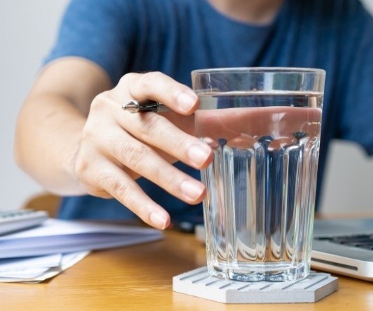 Nước ấm gi&uacute;p xoa dịu hệ thần kinh v&agrave; phục hồi năng lượng cho người bận rộn (Ảnh minh hoạ)