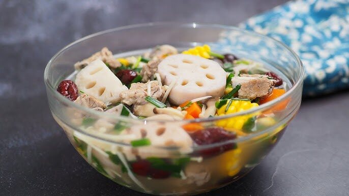 Củ sen luȏn ᵭược xem là siêu thực phẩm với rất nhiḕu lợi ích cho sức khoẻ (Ảnh minh hoạ)