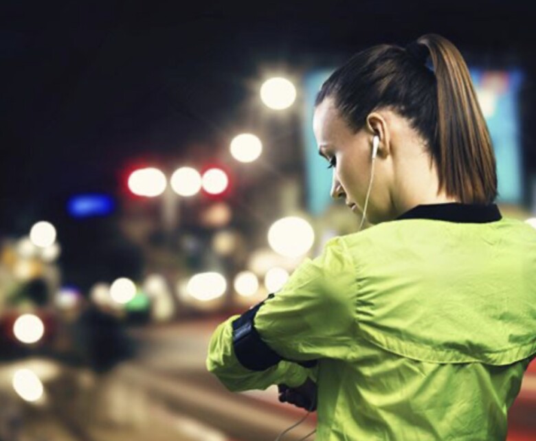 Việc đi bộ nhẹ nhàng sau khi ăn tối giúp thư giãn tinh thần, từ đó có một giấc ngủ sâu và ngon hơn (Ảnh minh hoạ)