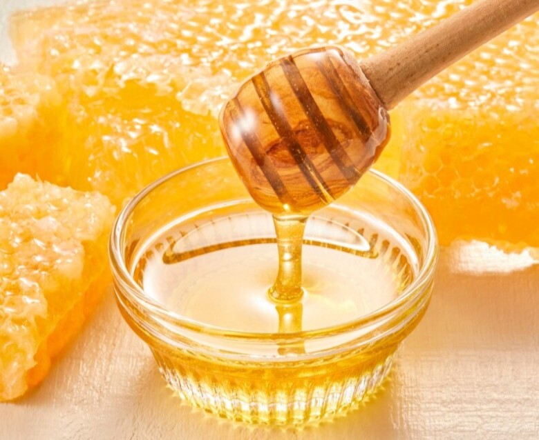 Mật ong pha nước ấm là thức uống vàng giúp giữ ấm và bảo vệ cổ họng (Ảnh minh hoạ)