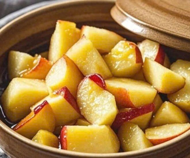 Táo được nấu chín giúp giữ lại vị ngọt tự nhiên, không gây khó chịu cho những người có dạ dày yếu. (Ảnh minh hoạ)