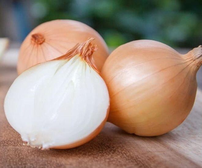 Để giữ lại tối đa quercetin, nên hạn chế nấu hành tây quá kỹ, ưu tiên ăn sống, trộn salad, ngâm chua nhẹ hoặc chỉ xào nhanh trên lửa lớn. (Ảnh minh hoạ)