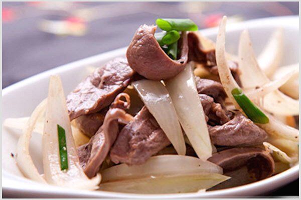 Với người có dạ dày nhạy cảm, có thể ngâm hành tây trong nước muối loãng vài phút trước khi ăn để giảm vị hăng, tránh gây kích ứng. (Ảnh minh hoạ)