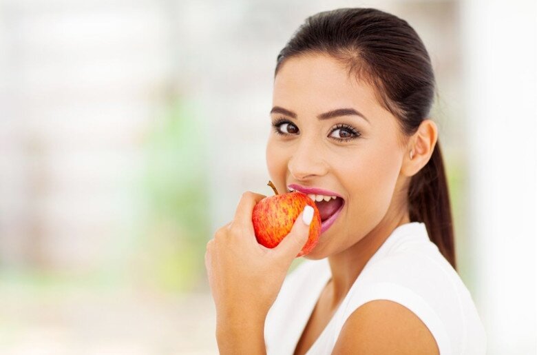 Việc ăn táo thường xuyên sẽ mang lại nhiều lợi ích cho sức khoẻ tổng thể (Ảnh minh hoạ)
