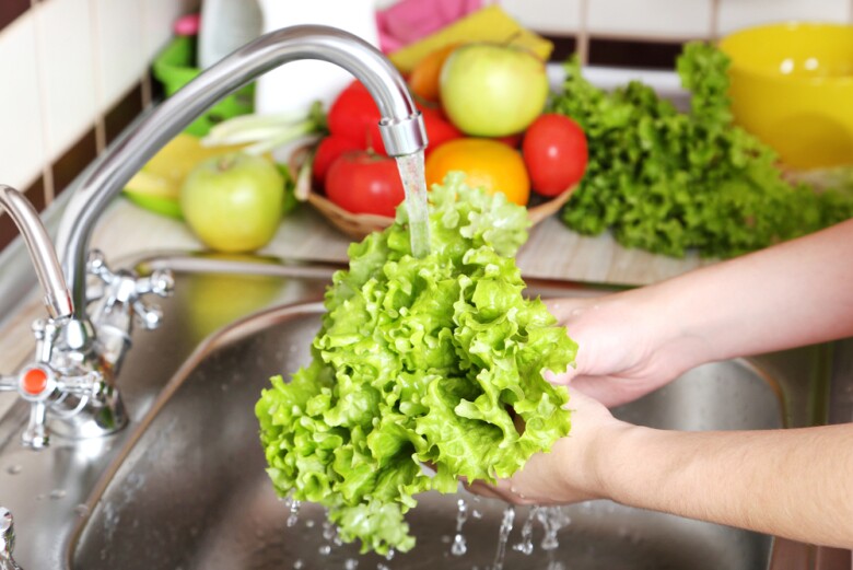 Việc rửa kỹ rau xà lách dưới vòi nước chảy được xem là cách để loại bỏ những tác nhân có thể gây hại, đặc biệt là ký sinh trùng (Ảnh minh hoạ)