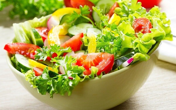 Là thực phẩm giàu dinh dưỡng, rau xà lách được sử dụng nhiều trong các bữa ăn của gia đình Việt (Ảnh minh hoạ)