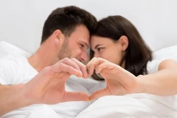 Yêu đúng cách trong mùa lạnh mang lại rất nhiều lợi ích cho sức khoẻ tổng thể (Ảnh minh hoạ)