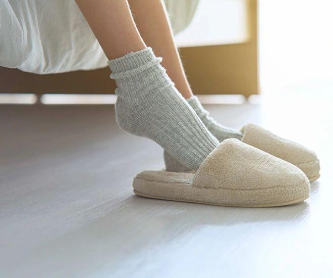 Để giữ ấm bàn chân, bạn nên mang tất ấm, ngâm chân nước ấm trước khi ngủ, massage chân, xoa dầu nóng để tăng lưu thông máu, phòng cảm lạnh và giúp ngủ ngon hơn. (Ảnh minh hoạ)