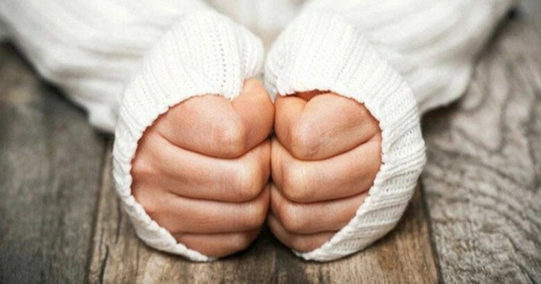 Theo dõi nhiệt độ lòng bàn tay trong sinh hoạt hằng ngày có thể giúp phụ nữ nhận biết sớm những thay đổi bất thường của sức khỏe. (Ảnh minh hoạ)