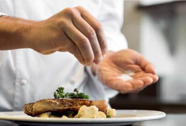 Thói quen ăn mặn khiến tăng nguy cơ mắc các bệnh về huyết áp, tim mạch... (Ảnh minh hoạ)