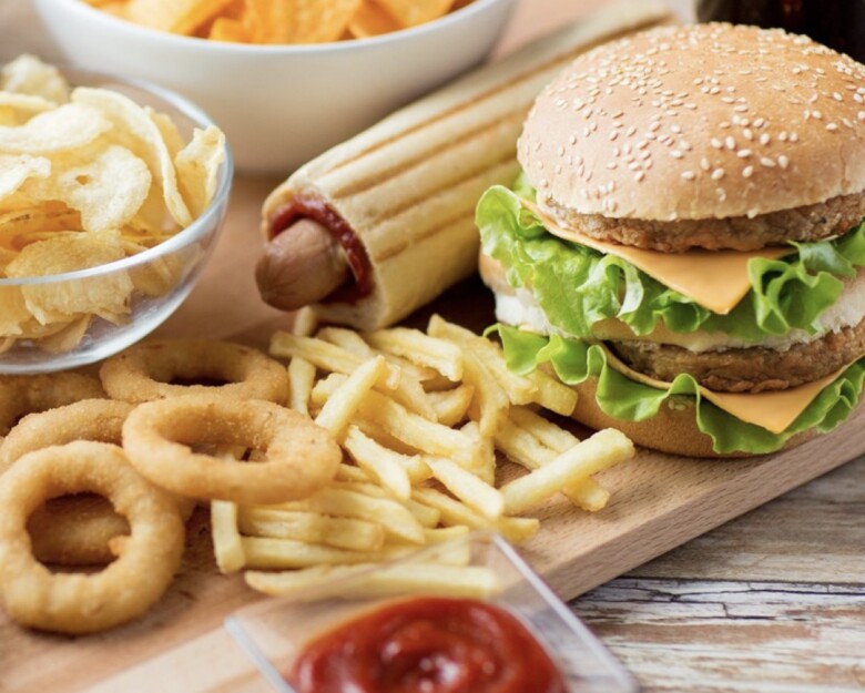 Thức ăn nhanh được nhiều người ưa chuộng nhưng ảnh hưởng lớn đến sức khoẻ đường ruột (Ảnh minh hoạ)