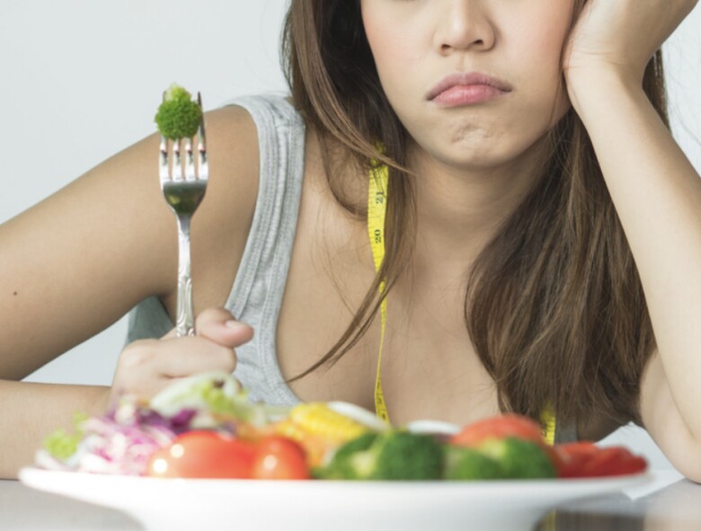 Việc ăn kiêng tiêu cực để giảm cân khiến nhiều chị em suy kiệt sức khoẻ, dẫn đến nhiều hệ luỵ đáng tiếc (Ảnh minh hoạ)