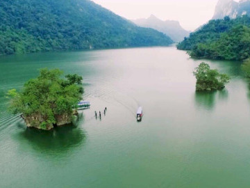 Hồ tự nhiên nào lớn nhất Việt Nam, mệnh danh là “viên ngọc xanh của núi rừng Đông Bắc”, gắn với sự tích nổi tiếng?