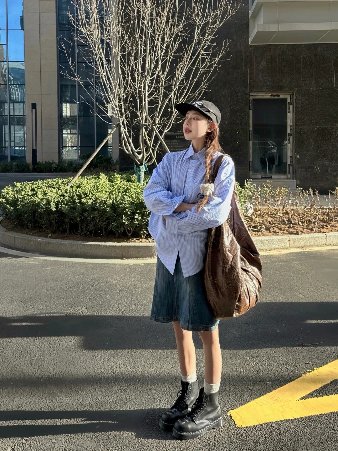 Sang đông, chị em chỉ cần sắm 4 kiểu giày vừa ấm vừa kéo chân này, phối đủ kiểu váy áo đều hợp - 1