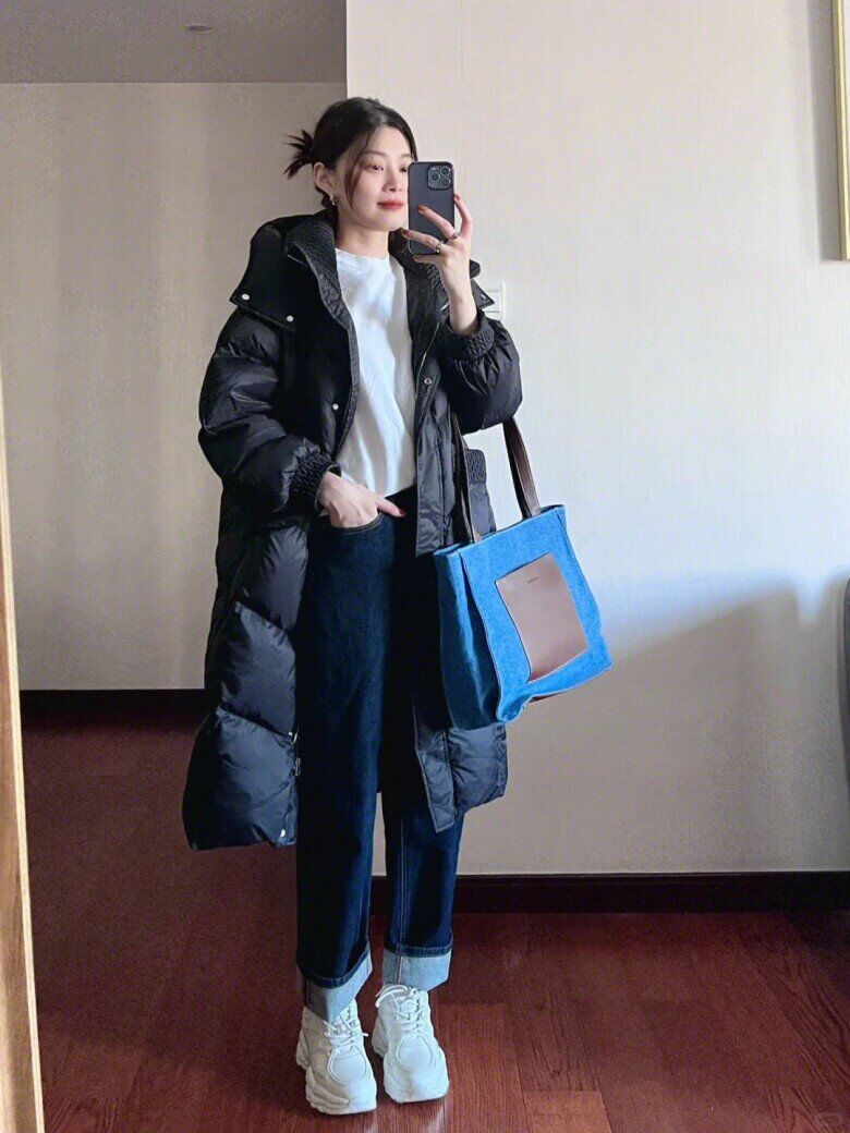 Khi tiết trời đông se lạnh, sneaker đế cao càng trở nên thời thượng hơn bao giờ hết. Bạn có thể dễ dàng kết hợp chúng cùng chân váy suông hoặc quần jeans ống rộng để tạo nên vẻ ngoài năng động, khỏe khoắn mà vẫn giữ được nét nữ tính rất riêng.