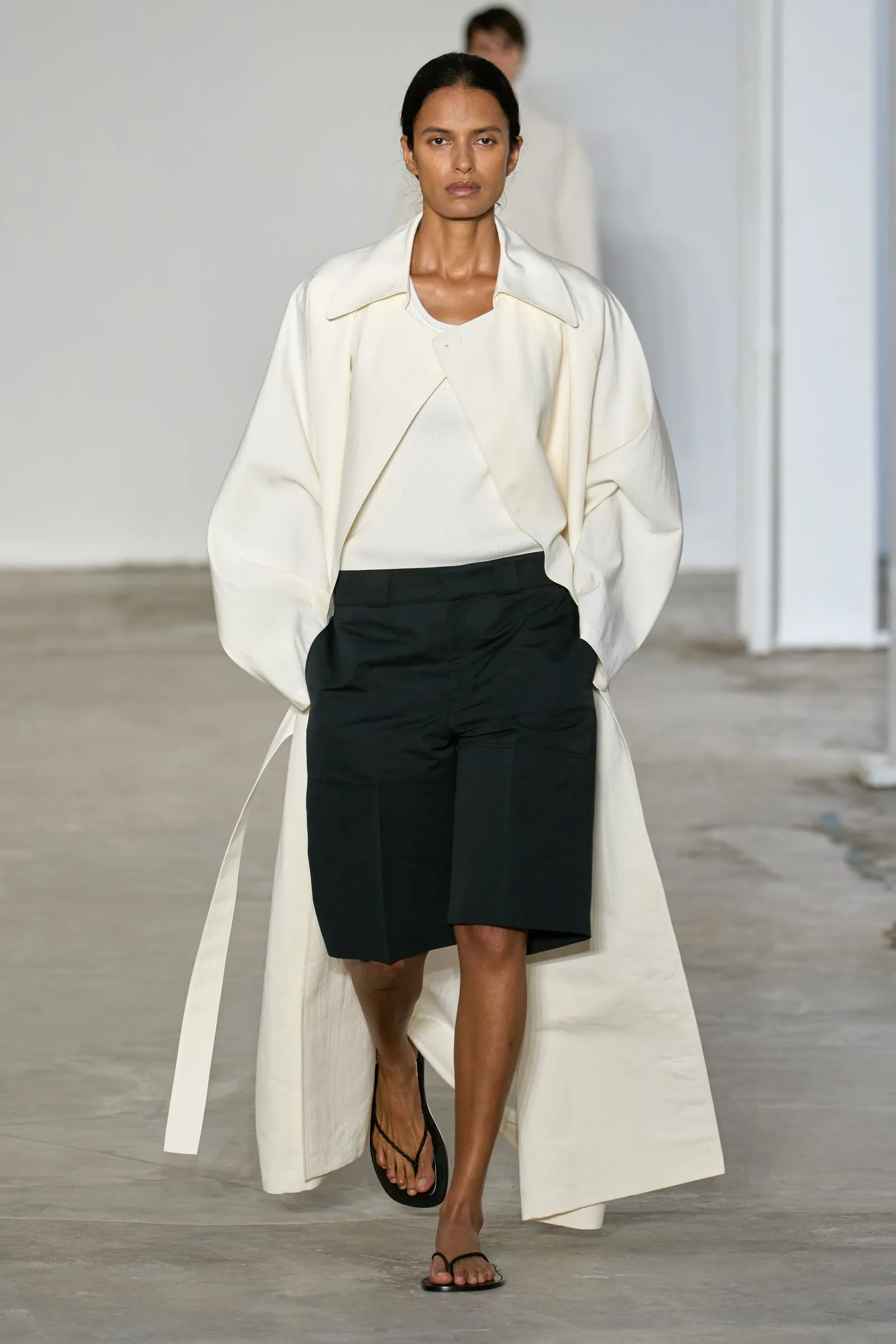 Bắt bài mặc đẹp theo xu hướng tông trắng Cloud Dancer, chị em không bao giờ mặc xấu chỉ nhờ 4 công thức amp;#34;lên đồamp;#34; - 3