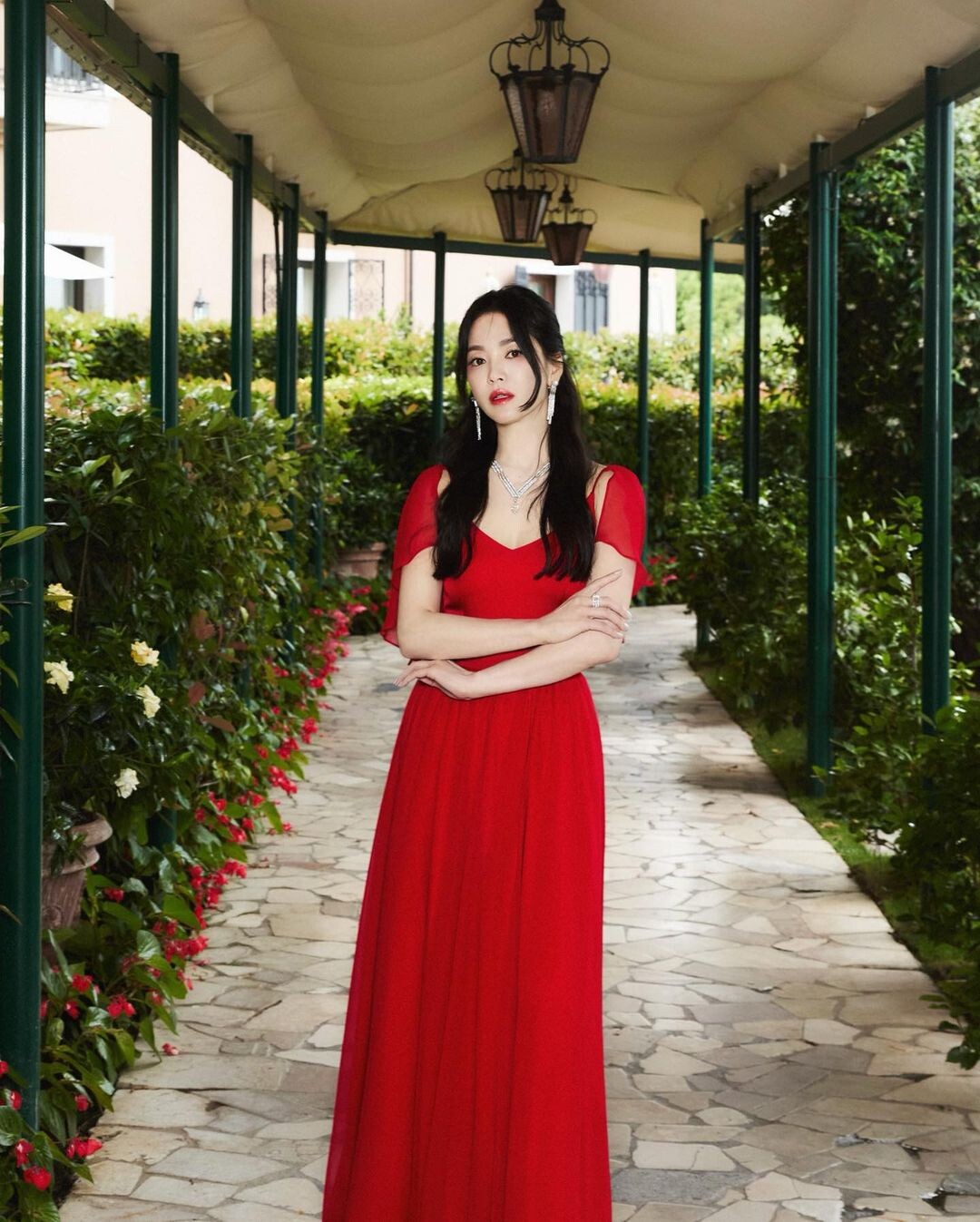 Mỗi khi dự sự kiện, Song Hye Kyo đều ưu tiên các thiết kế váy dài quết đất hoặc qua gót chân trông thướt tha, uyển chuyển theo từng bước đi.