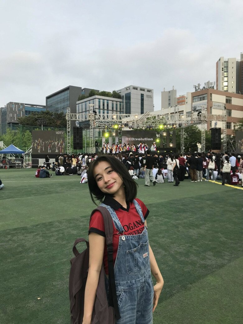 Sự kết hợp giữa áo polo đỏ nổi bật và quần yếm denim mang đậm tinh thần vui tươi của nàng hotgirl Đoàn Triệu Diệu Anh. Bộ trang phục vừa khỏe khoắn vừa đáng yêu, phù hợp với những ngày dã ngoại, lễ hội hoặc sự kiện ngoài trời trong khuôn viên trường. 