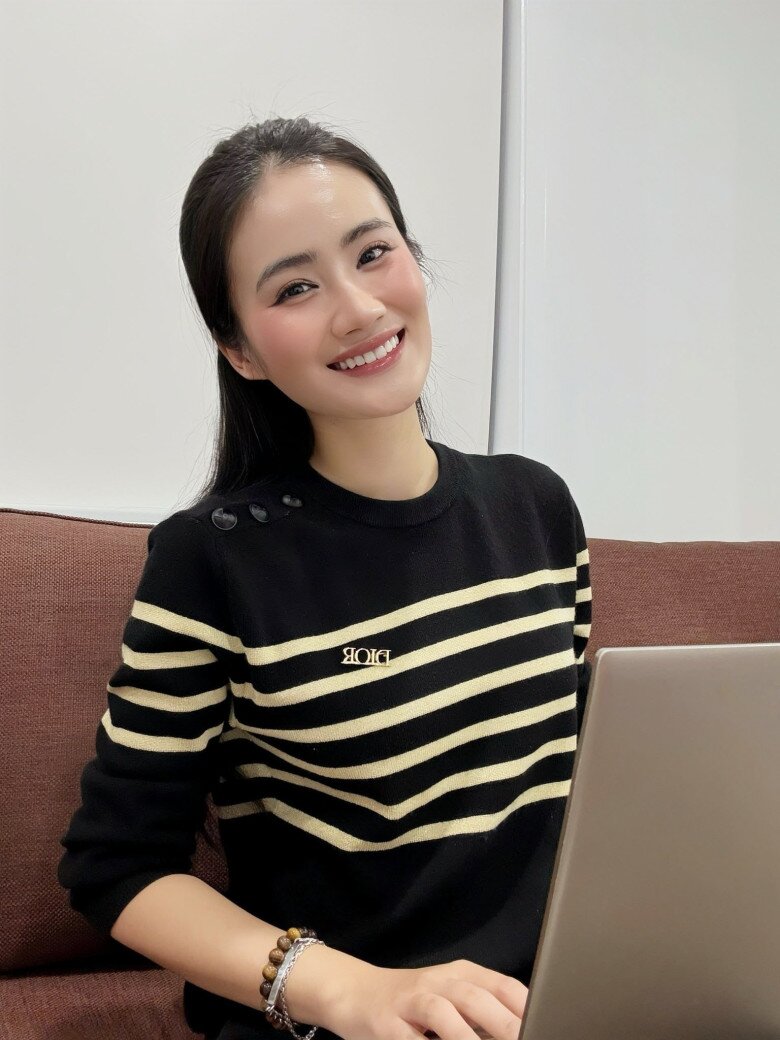 Thiết kế sweater kẻ ngang tinh tế phối cùng tông màu đen – kem cổ điển giúp vẻ ngoài của hoa hậu Ý Nhi trở nên sang trọng mà không cần cầu kỳ, phù hợp cho môi trường học tập lẫn công việc.