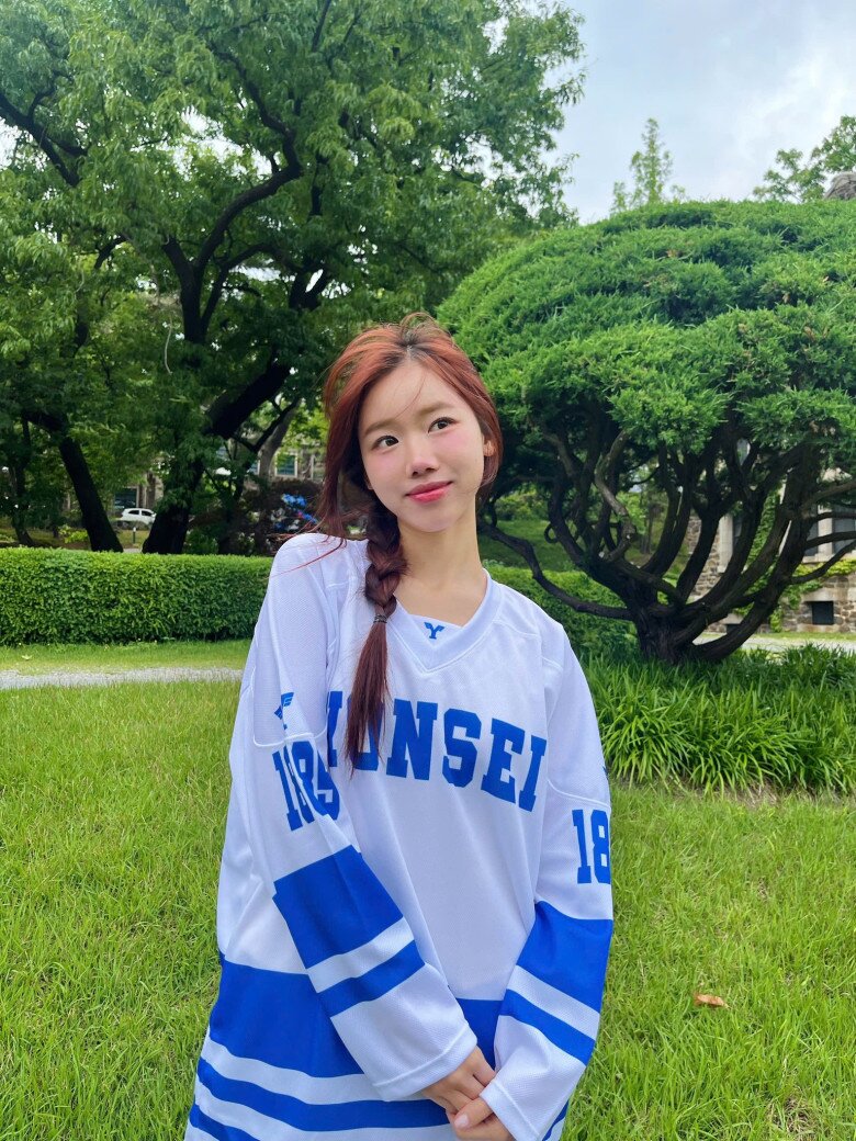 Chiếc áo jersey oversized với hai tông xanh trắng mang đến vẻ thể thao đúng chất “college girl” cũng là một lựa chọn cho những ngày phải hoạt động ngoài trời.