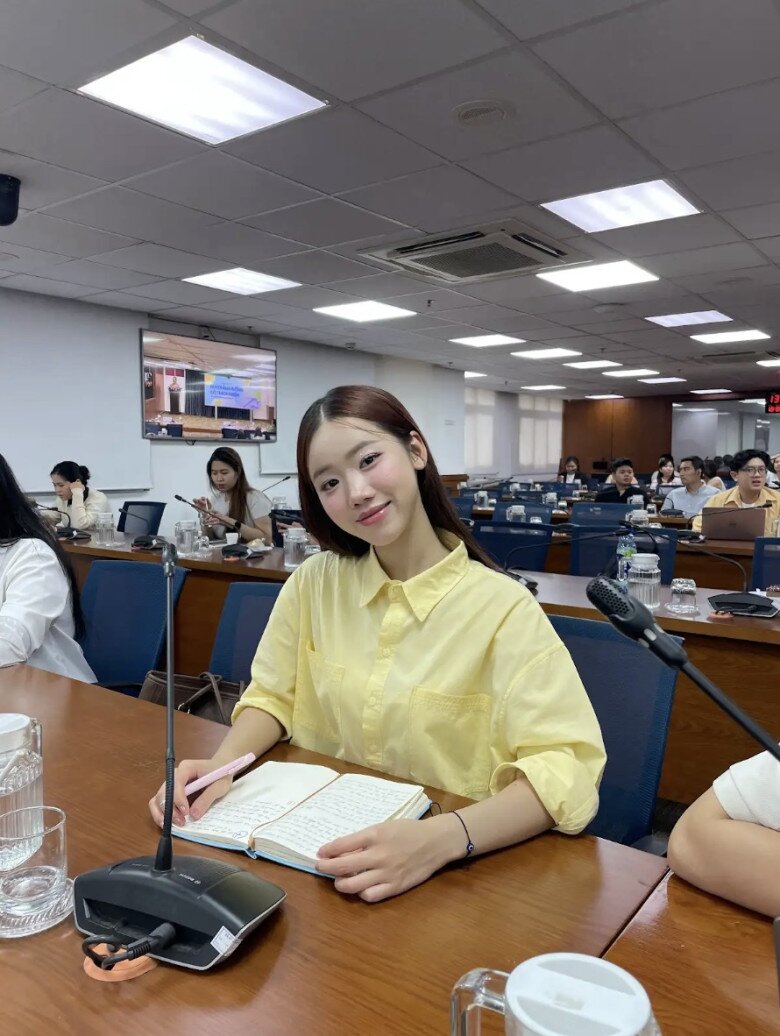 Những chiếc áo sơ mi là items quen thuộc của học sinh, sinh viên nhưng thay vì chỉ bó buộc trong gam màu trắng đơn giản, các mỹ nhân gen Z chọn màu tươi sáng vừa trẻ trung lại làm mới hình ảnh tại môi trường học đường.