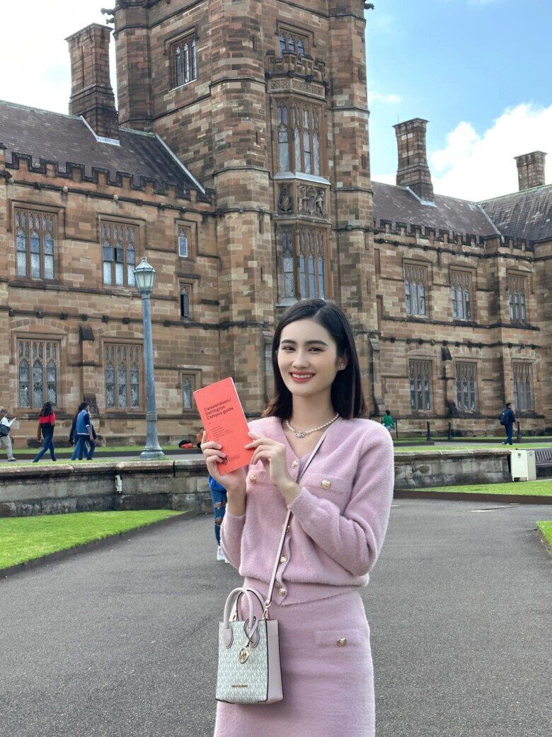 Set đồ đậm chất tiểu thư của hoa hậu Ý Nhi trong ngày nhập học với tông tím pastel nhẹ nhàng. Cô còn khéo léo mix thêm phụ kiện vòng ngọc trai toát lên vẻ sang chảnh.